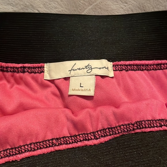 Pink ruffle mini skirt - Picture 2 of 2